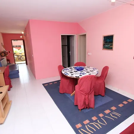 Apartment Gemuetliche Lora 2 In Rovinj