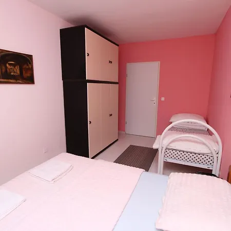 Apartment Gemuetliche Lora 2 In
